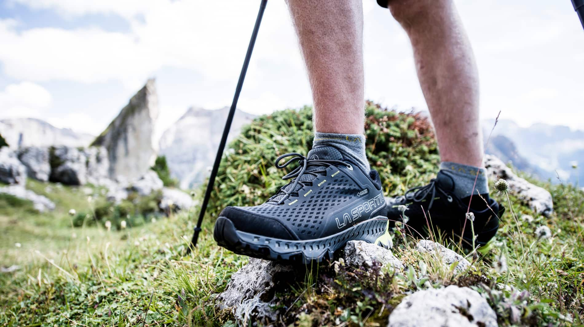 Zapatos para caminar en la montaña sale